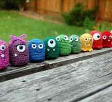 Amigurumi sună ca bază pentru jucăriile miniatură tricotate