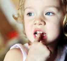 Copilul râde la unghii: cum să înțepați copilul de un obicei prost?