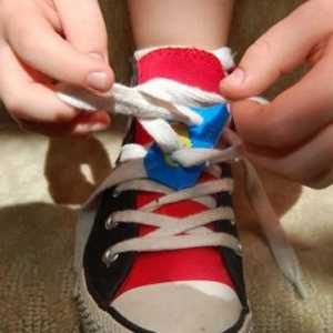 Cum de a învăța un copil să cravată șireturile în multe privințe în mod independent?