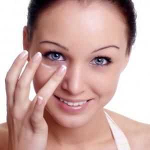 Cum se aplică crema în jurul ochilor pentru a menține pielea tinerească pentru o lungă perioadă de…