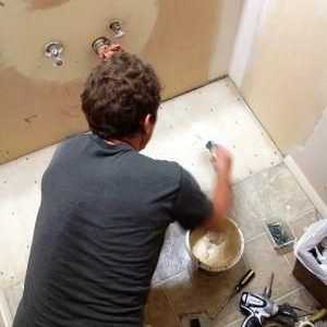 Cum să lipiți linoleumul în timpul reparării apartamentului?