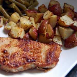 Cât de delicios este să coaceți carnea de porc cu cartofi în cuptor?