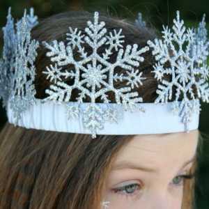 Frumoasă coroană a reginei de zăpadă, realizată de mâini