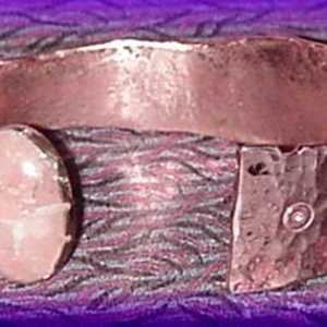Metalul din care oamenii primitivi au făcut bijuterii a fost de origine naturală