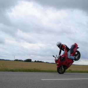 Motocicletă Suzuki RF400: un turist cu un suflet sportiv