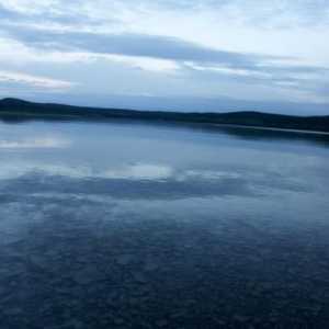 Lacul Ingol, Teritoriul Krasnoyarsk. Se odihnește pe malul lacului Ingol