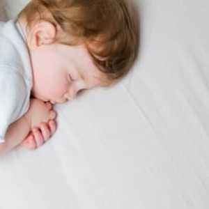 De ce copilul transpiră în timpul somnului?
