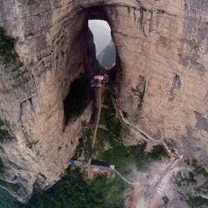Arcul natural "Poarta Cerului" (China) este principala atracție a provinciei Hunan