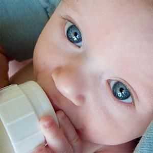 Cât de mult puteți stoca laptele matern exprimat și cum să îl faceți în mod corect?