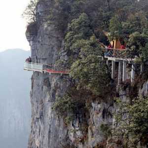 Podul de sticlă din China: cea mai interesantă combinație de beneficii și estetică