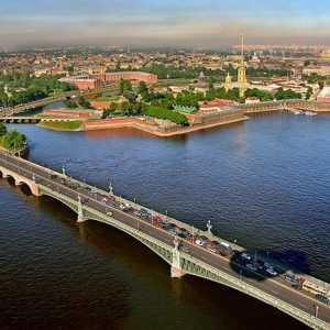 Podul Trinity este un simbol nobil al orașului Sankt Petersburg