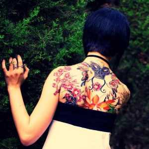 Decorarea corpului - tatuaj pe spate