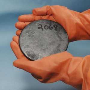 Uraniul, un element chimic: istoria descoperirii și reacția fisiunii nucleare
