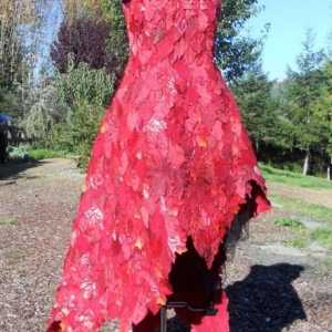 Lecții creative: cum să faci o rochie din frunze pentru mingea de toamnă