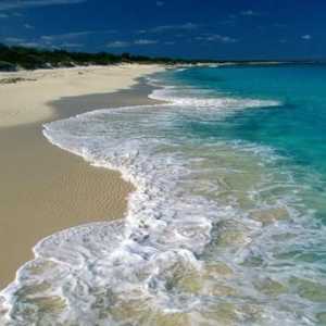 În țara caldă din Tunisia, plaja așteaptă oaspeții din aprilie până în octombrie