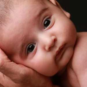 Câte luni începe copilul să țină capul: sfaturi pentru părinți