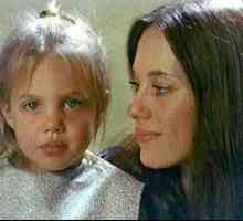 Angelina Jolie în copilărie și adolescență
