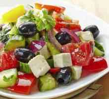 Cum se îmbracă o salată greacă? Cum se prepară acest fel de mâncare?