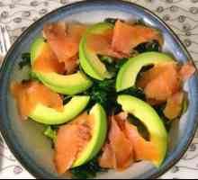 Faceți o salată delicioasă cu pește roșu și avocado