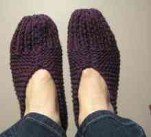 Papuci de casă tricotate pe două spite