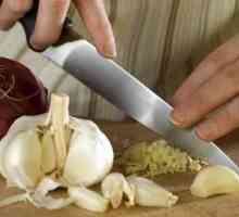 Cum să scapi de mirosul de usturoi pe mâini după gătit?