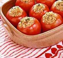 O farfurie frumoasă la masa festivă: roșii umplute cu brânză sau pui