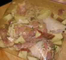 Puiul în cuptor cu cartofi în mânecă: secrete ale unui prânz delicios