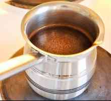 Detalii despre cum se prepară cafea într-o tavă și o scoopă (turcă)