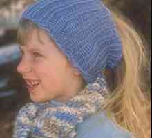 Un bandaj pentru o fată pe cap cu propriile ei ace de tricotat