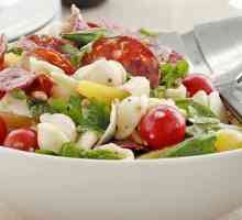 Salata cu cârnați afumați, roșii și crutoane