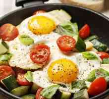 Un mic dejun consistent și sănătos de dovlecei cu ouă și roșii