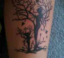 Un tatuaj de copac pe mâna bărbaților și a femeilor
