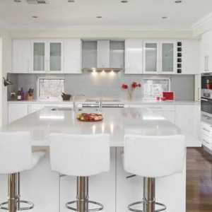 Șorț alb într-o bucătărie albă - o combinație clasică