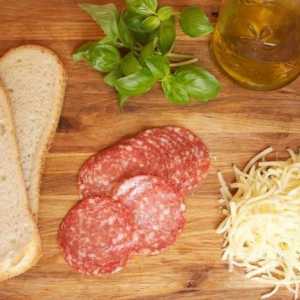 Gustare rapidă și gustoasă: un sandwich cu brânză și cârnați