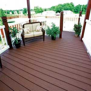 Ce este mai bine - o placă de terasă din lemn sau din lemn masiv?