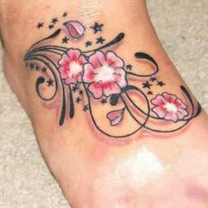 `Flower` - tatuaj pe piciorul unei fete