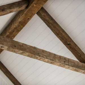 Grinzi decorative pe tavan din poliuretan, din lemn. Montarea grinzilor decorative pe tavan cu…