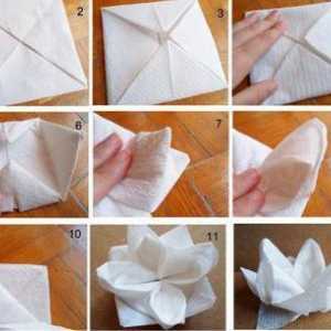 Faceți origami dintr-un șervețel pe o masă