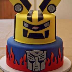 Pentru cei cărora le place "Transformers": un tort pentru o vacanță
