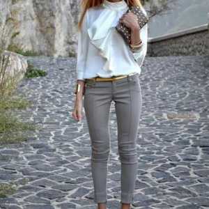 Jeans gri: ce să purtați și soluții interesante