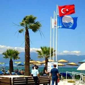 Steagul Turciei - o semilună cu o stea pe un banner roșu