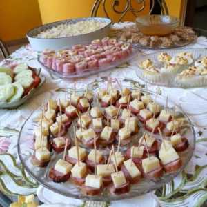 Masă de masă: rețetă pentru coacerea gustărilor și rulouri cu șuncă și brânză