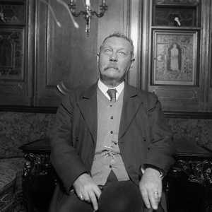 Hunchback, Conan Doyle: un scurt rezumat, personajele principale