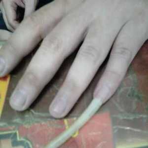 Cât timp și de ce bărbații își cresc unghiile pe degete mici