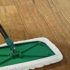 Cum să curățați podeaua corect cu un mop și manual: Sfaturi