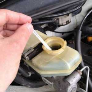 Cum se schimbă lichidul de frână pe mașină?