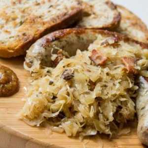 Cum să gătești cârnații bavarezi și ce să le aduci la masă