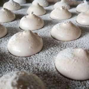 Cum să gătești meringue în cuptor la domiciliu: rețete, caracteristici de gătit