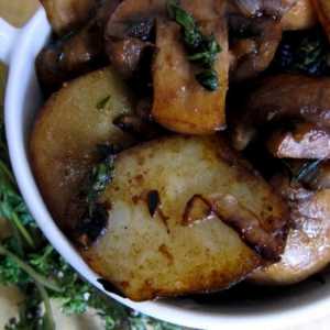 Cum să gătiți cartofi cu ciuperci într-o tigaie: o rețetă simplă