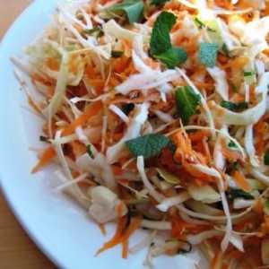 Cum se prepară o salată de vitamine utile de la varză și morcovi cu oțet